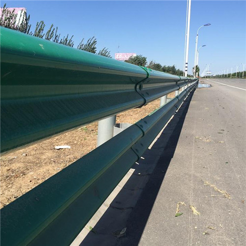 公路上面的綠色護欄有什么作用？